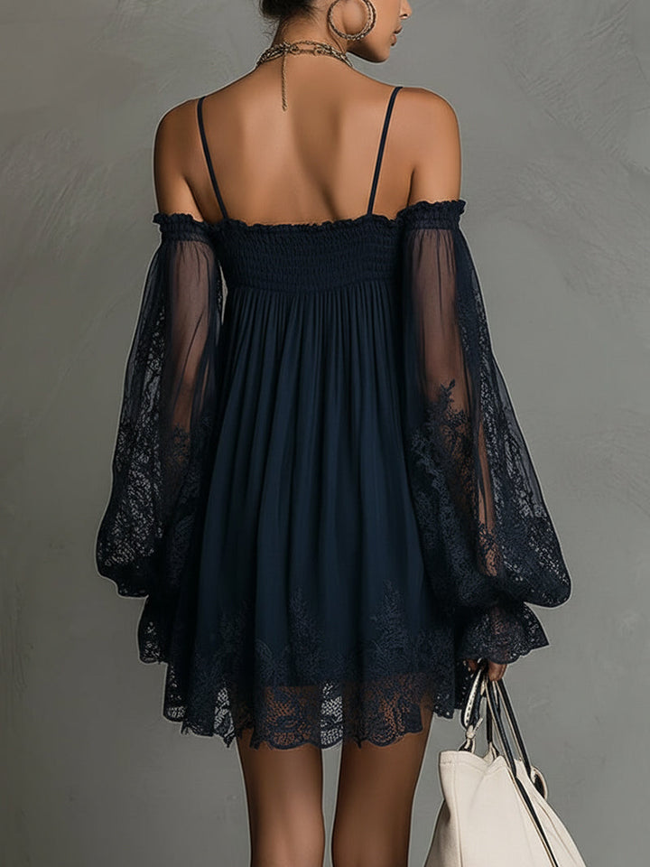 Noemi • Robe mini en chiffon bleu marine avec décolleté épaules nues, bord en dentelle et manches transparentes