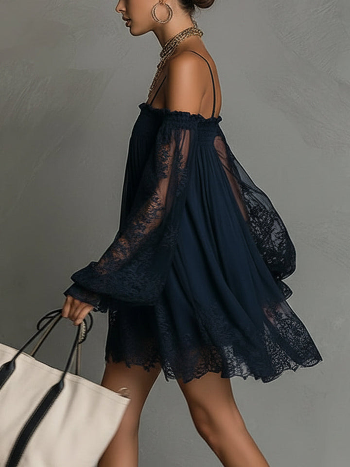Noemi • Robe mini en chiffon bleu marine avec décolleté épaules nues, bord en dentelle et manches transparentes