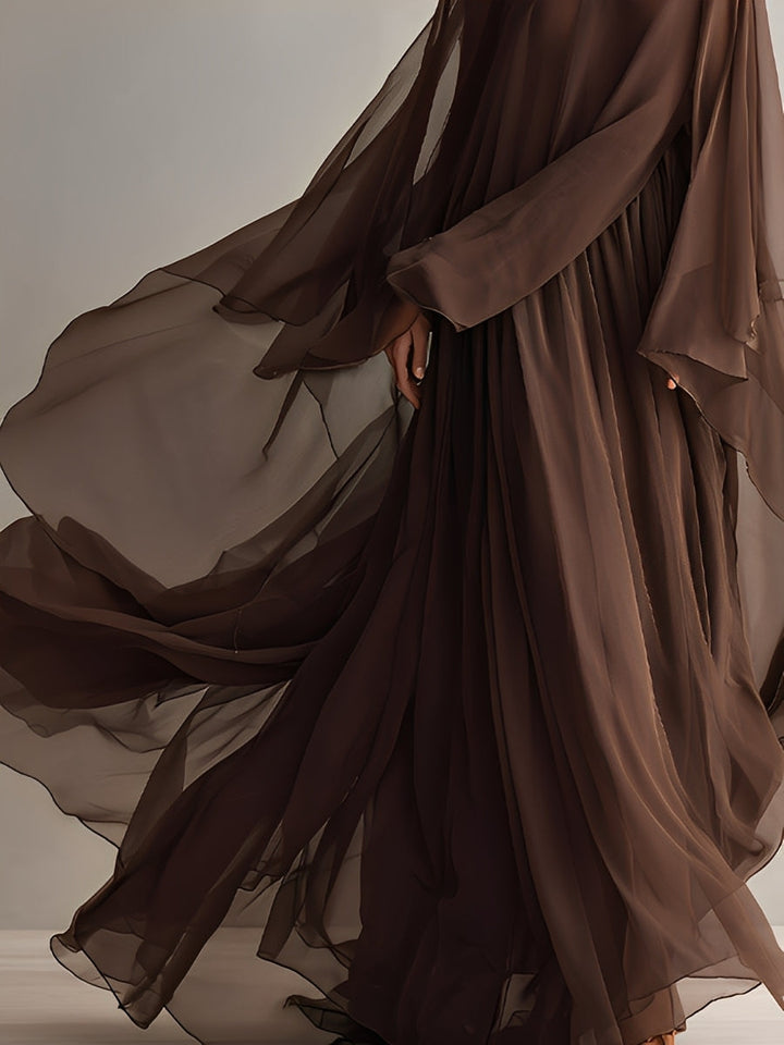Robe en Chiffon Marron Riche pour Femmes avec Silhouette Maxi Flottante et Design à Cape, Style Élégant et Glamour Moderne