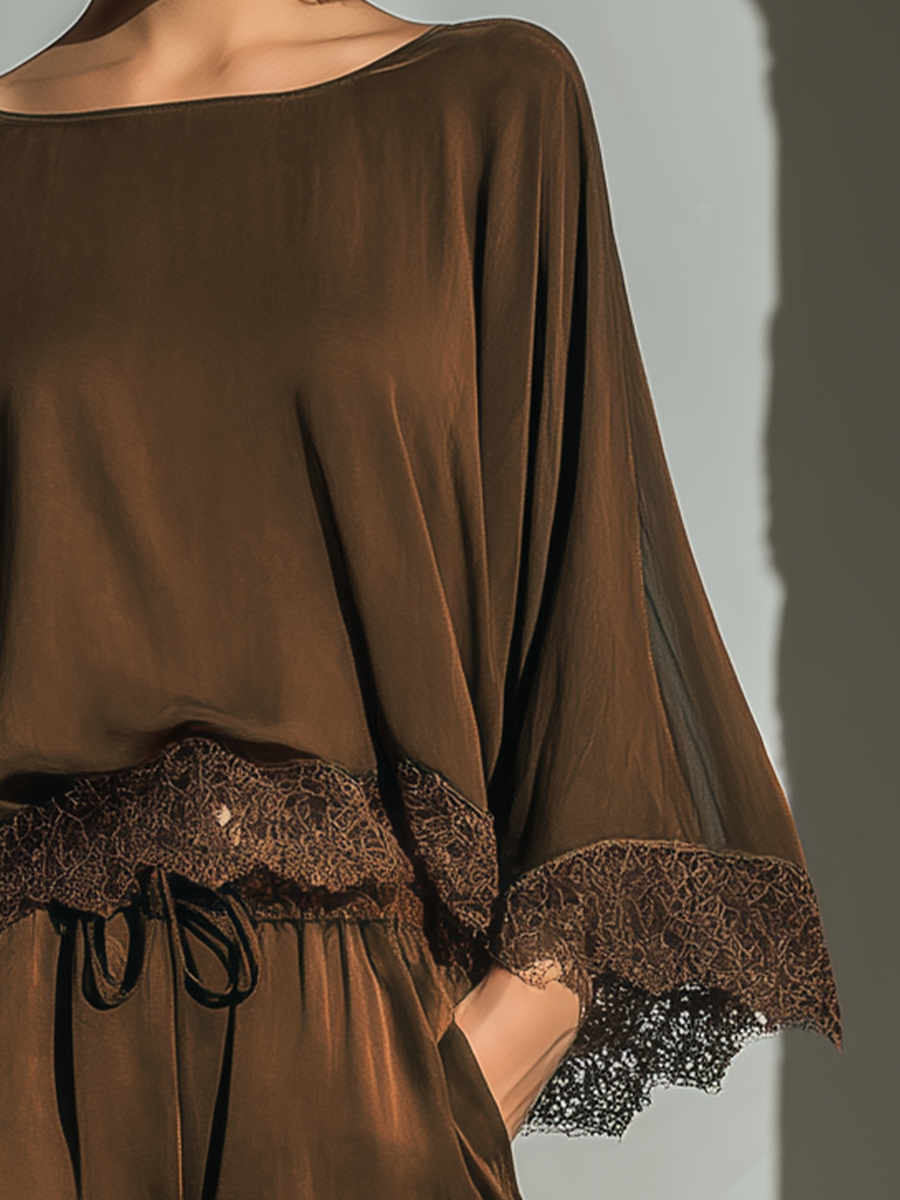 Ensemble Top & Shorts à Col Barque en Satin Chocolat pour Femmes avec Détails en Dentelle