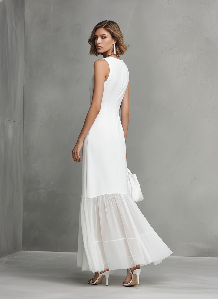 Robe élégante blanche sans manches en soie de lait et panneaux en chiffon
