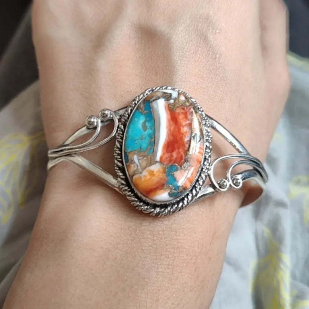 Bracelet Design en Incrustation de Gemmes Brillantes