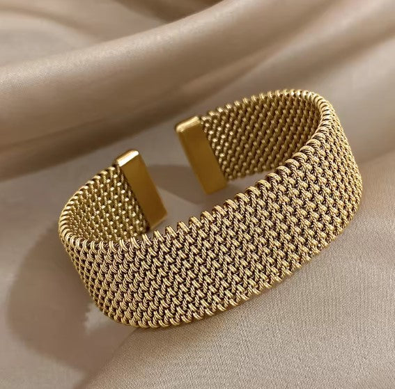 Bracelet en maille tressée élégant avec design ouvert