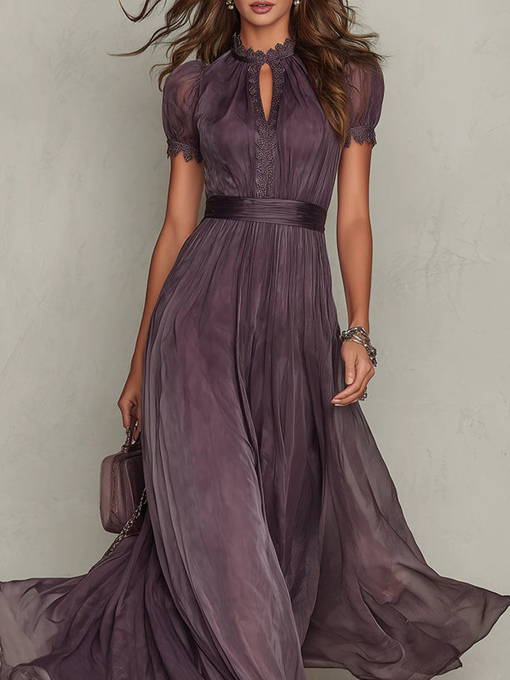 Flavia • Robe longue violette avec décolleté en clé, bord en dentelle de chiffon