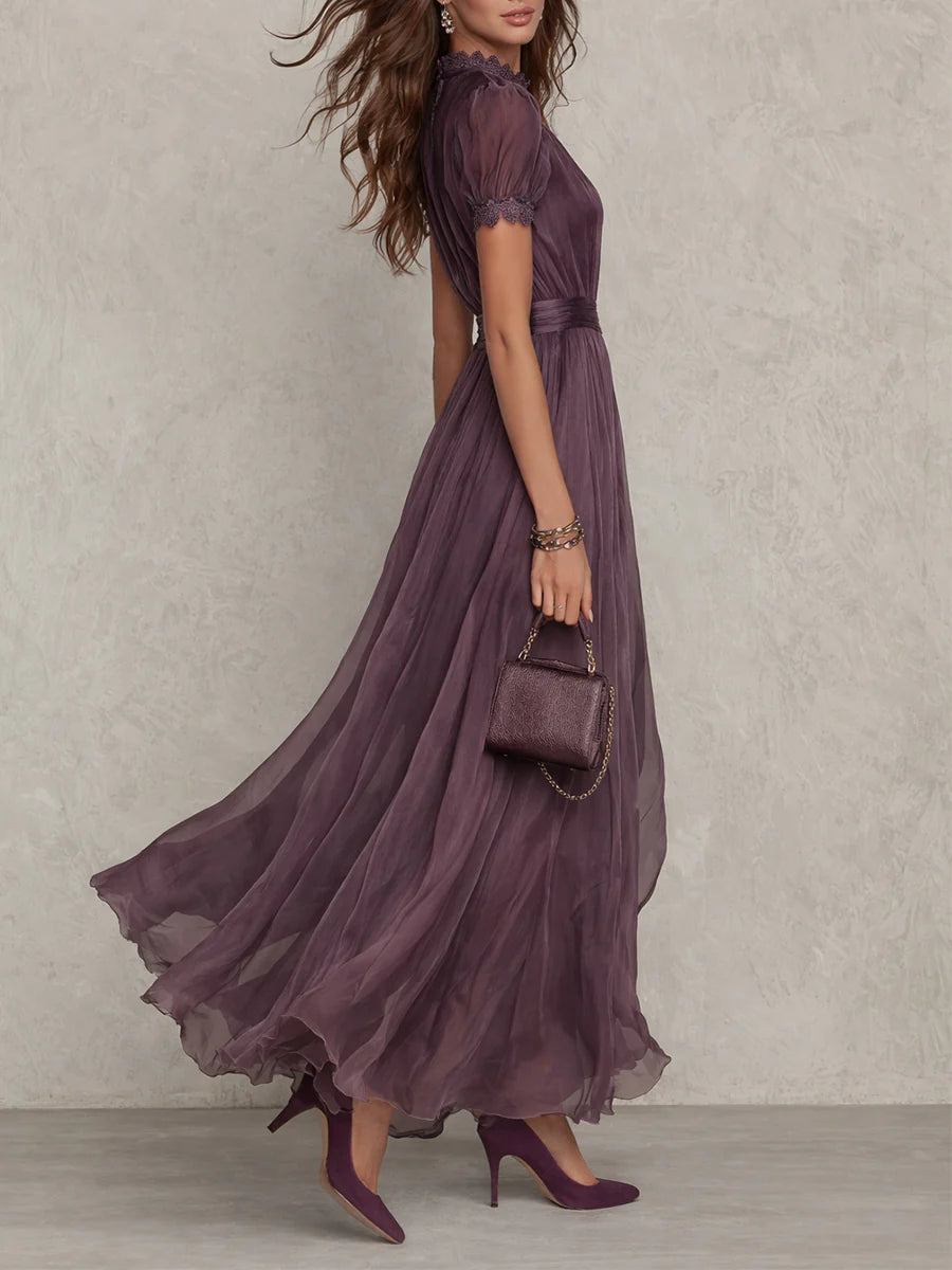 Flavia • Robe longue violette avec décolleté en clé, bord en dentelle de chiffon
