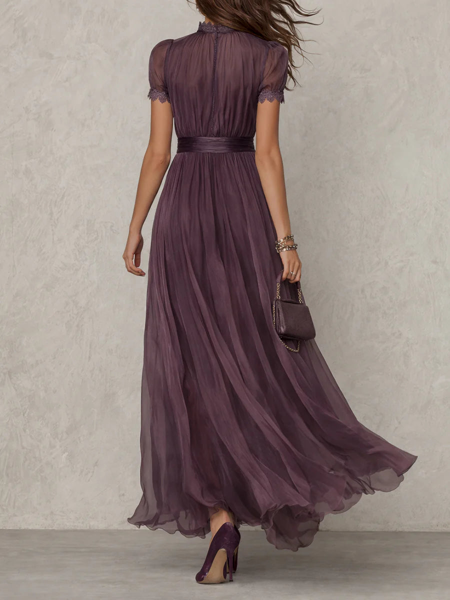 Flavia • Robe longue violette avec décolleté en clé, bord en dentelle de chiffon