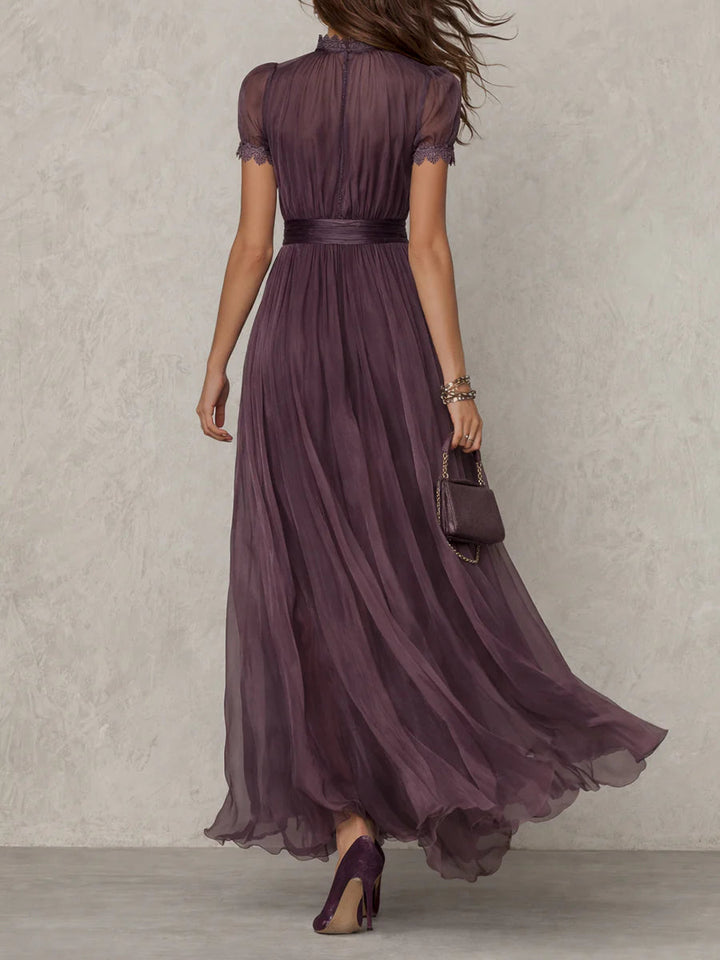 Flavia • Robe longue violette avec décolleté en clé, bord en dentelle de chiffon