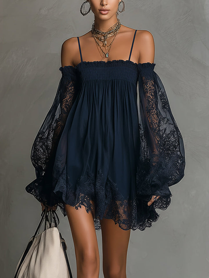 Noemi • Robe mini en chiffon bleu marine avec décolleté épaules nues, bord en dentelle et manches transparentes