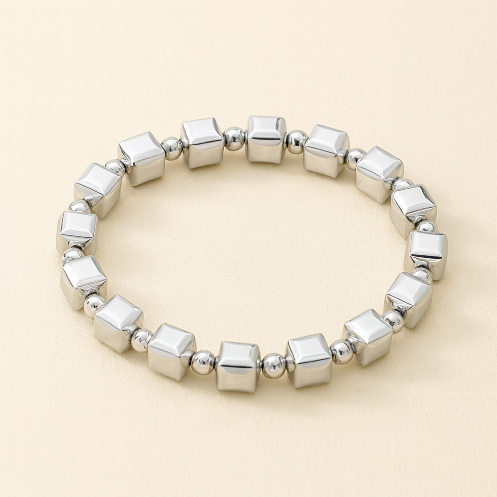 Bracelet en argent intemporel avec détails en perles cubiques