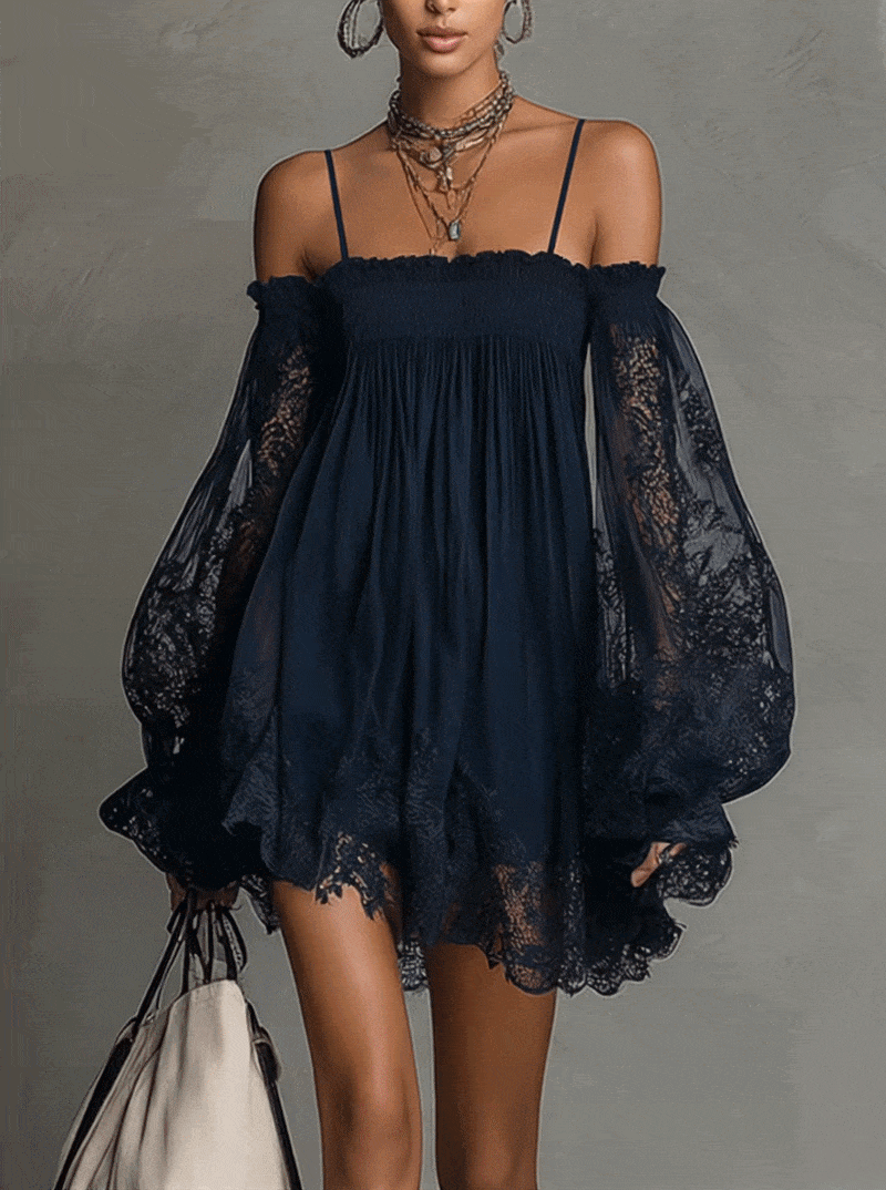 Noemi • Robe mini en chiffon bleu marine avec décolleté épaules nues, bord en dentelle et manches transparentes